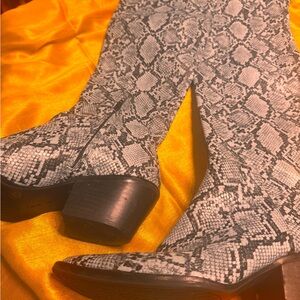 Powder blue and black snake 💙
 Thigh high boots. 💫💫💫💫